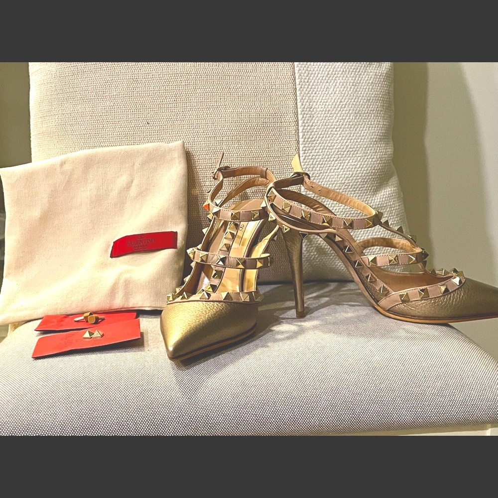 Valentino Garavani ,Metallic  Rockstud ankle pump they are so beautiful.